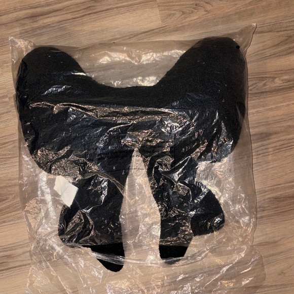 3D Black and White Bow Pillow - Picture 4 of 4